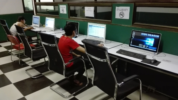 라오스 비엔티앤에 위치한 소규모 PC방은 알고 보니 스포츠 베팅장이었다.