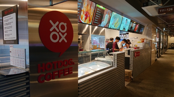 백화점 푸드코트를 방불케 할 먹거리 조리시설을 보유한 '긱스타 PC방' 오목교점.