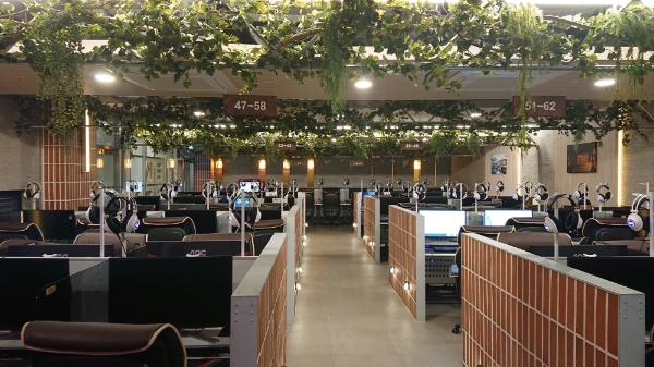 '긱스타 PC방' 오목교점 내부 전경. 최신 사양 PC와 고급 게이밍 기어를 두루 갖추고 있다.