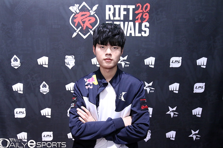 킹존 드래곤X의 원거리 딜러 '데프트' 김혁규.