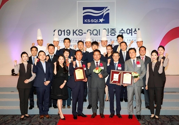 롯데호텔 대표이사(앞줄 왼쪽에서 다섯번째)와 임직원들/롯데호텔 제공