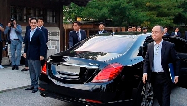 이재용 삼성전자 부회장(왼쪽),손정희 일본 소프트뱅크 회장(오른쪽)