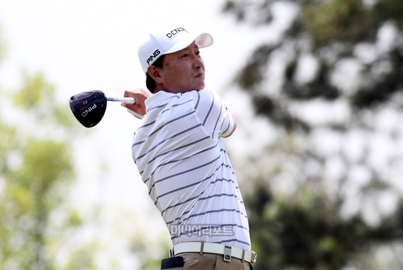 드라이빙 거리 290야드에 육박하는 황인춘. 사진 = 김상민 기자.