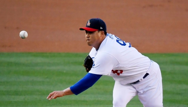 LA 다저스의 류현진이 4일(현지시간) 미 캘리포니아주 로스앤젤레스 다저스스타디움에서 열린 2019 메이저리그 샌디에이고 파드리스와의 경기에 선발로 나와 5이닝 3피안타 5K 무실점 투구를 펼치고 있다