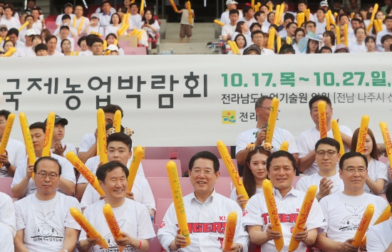 김영록 전라남도지사와 이용재 도의회 의장, 실국장, 도직원 등이 4일 오후 광주-기아 챔피언스필드에서 열린 2019프로야구 KIA 타이거즈와 NC 다이노스의 경기에서 D-100일을 맞은 2019국제농업박람회를 홍보하고 있다./사진=전라남도