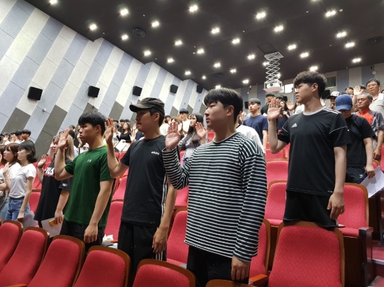 함평군은 5일 엑스포공원 주제영상관에서 안전요원 및 직원 108명을 대상으로 안전교육을 실시했다./사진=함평군