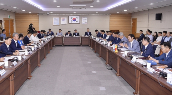 이용섭 광주광역시장이 5일 오후 시청 3층 소회의실에서 산하 공공기관장 회의를 주재하고 있다./사진=광주광역시