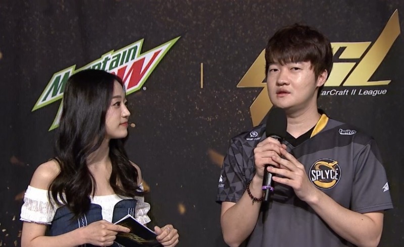 인터뷰에 임하고 있는 김대엽(오른쪽, 사진=생중계 화면 캡처).