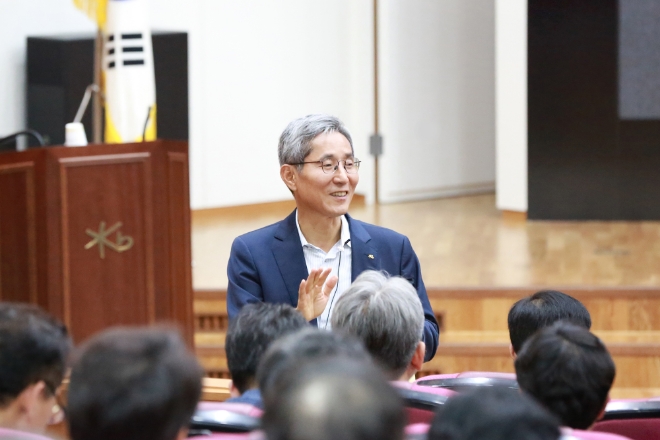 지난 5일 (금), KB국민은행 일산연수원에서 개최한 '2019 년 하반기 그룹 경영진 워크숍'에서 KB금융그룹 윤종규 회장이 각 계열사 대표이사 및 임원 등을 대상으로 강연을 하고 있다. / 사진 제공 = KB금융지주