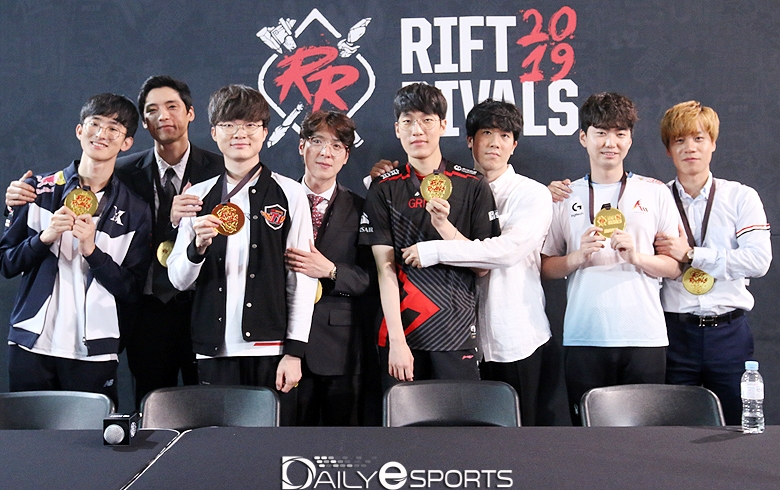 우승을 차지한 LCK팀의 대표 감독과 선수들.