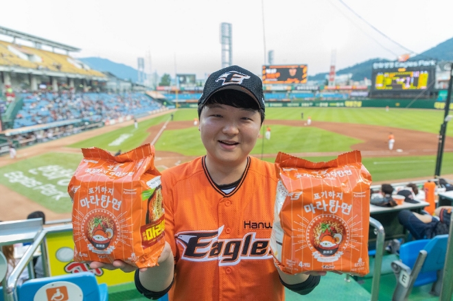 지난 5일 대전 한화생명이글스파크에서 '포기하지 마라탕면'을 기획한 풀무원식품 생면식감 사업부 이기욱 PM이 '포기하지 마라탕면'을 양 손에 들고 포즈를 취하고 있다.