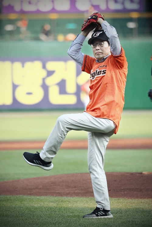 풀무원식품 박남주 대표가 5일 대전에서 열린 한화이글스와 KT위즈 경기에 앞서 시구하고, '포기하지 말라'는 메시지를 전했다.