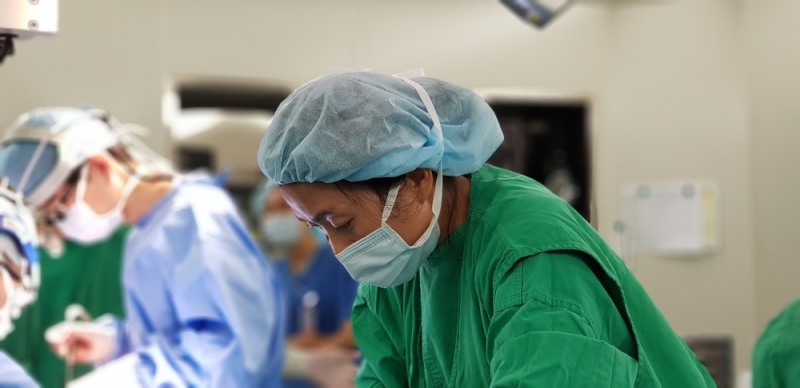 강동성심병원“동행”사진공모전 대상작=수술실의 검지손가락