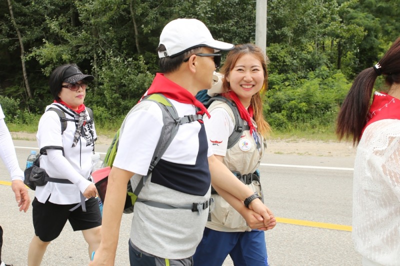 동아제약, 대학생 국토대장정 부모님과의 만남 행사에서 부모님과 대원들이 함께 걷고 있다.