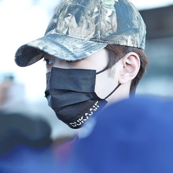 사진=듀카이프 마스크로 한류 스타의 공항 패션을 선보인 라이관린