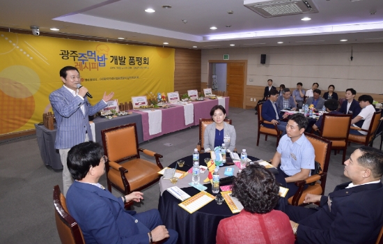 이용섭 광주광역시장이 8일 오후 시청 소회의실에서 열린 광주주먹밥 상품화·브랜드화를 위한 전문가 레시피 개발 품평회에 참석해 주먹밥을 인사말을 하고 있다./사진=광주광역시