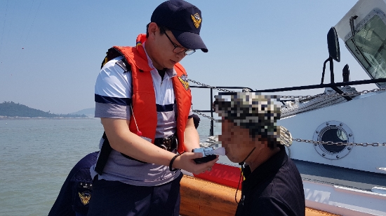 목포해경이 음주운항 선박 일제단속을 실시 하고 있다./사진=목포해경