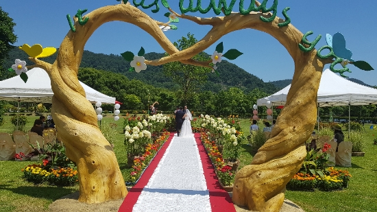 함평군 산림공원사업소는 지난 6일 공원 내 조성된 야외예식장에서 개장 첫 예식을 성공적으로 개최했다./사진=함평군