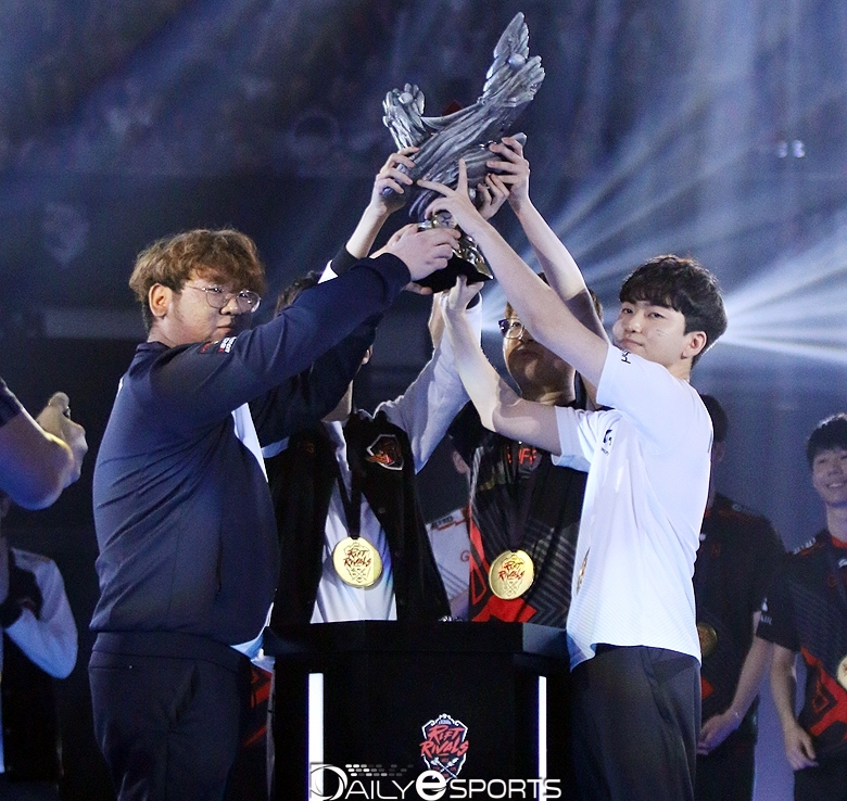 리프트 라이벌즈에서 처음으로 우승한 LCK 대표팀.