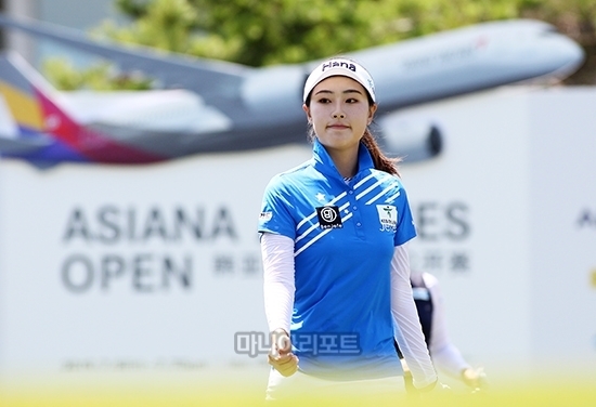 아시아나항공 오픈에서 하나금융그룹 로고를 달고 경기를 뛰고 있는 수이샹. 사진=김상민 기자