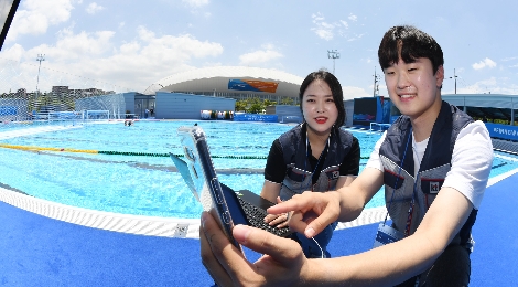 광주FINA세계수영선수권대회가 열리는 남부대학교 수영장에서 KT 직원들이 5G 네트워크를 점검하고 있다. / 사진 제공 = KT