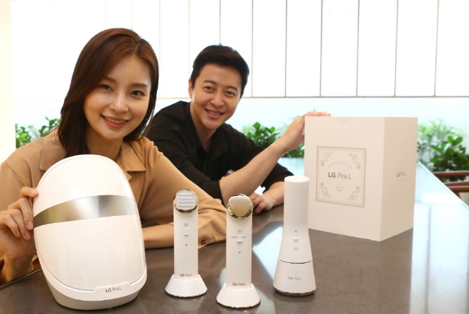 모델들이 효능과 안전성을 대폭 강화한 'LG 프라엘 플러스' 신제품 4종을 소개하고 있다. / 사진 제공 = LG전자