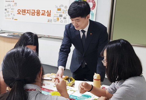 7월 5일 서울의 한 중학교에서 진행된 오렌지금융교실에서 오렌지라이프 FC가 진로설계 보드게임을 활용해 학생들에게 기회비용의 개념을 설명하고 있다