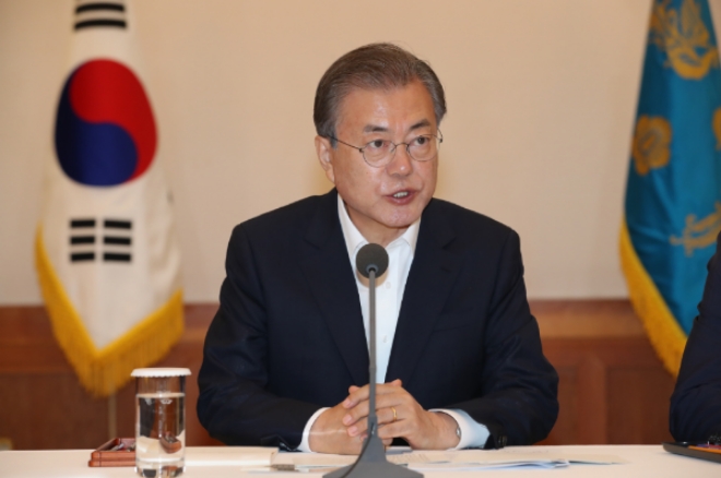 문재인 대통령이 10일 청와대 충무실에서 열린 '경제계 주요인사 초청 간담회'에서 모두발언하고 있다