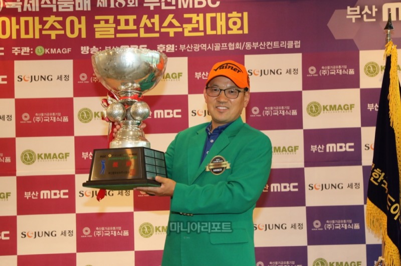 합계 143타로 우승한 강권오 씨. 사진 제공=한국미드아마추어골프연맹.