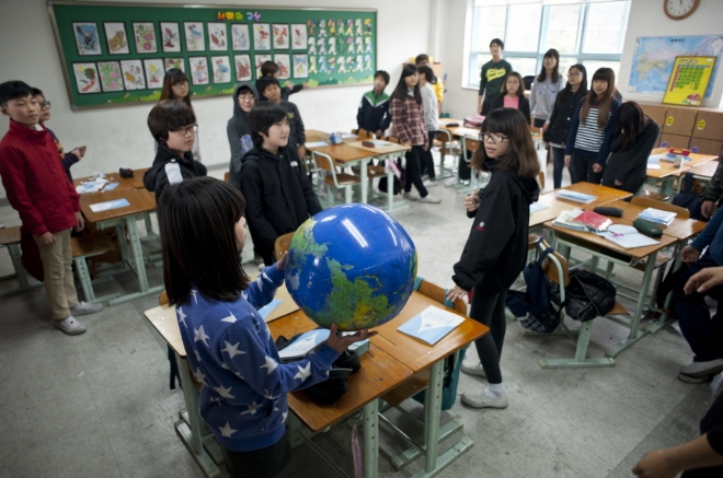 '바른 물환경 교실'에 참여한 학생들이 지구본 풍선으로 지구 표면의 육지와 물의 비율에 대해 알아보고 있다. /사진 제공 = 풀무원