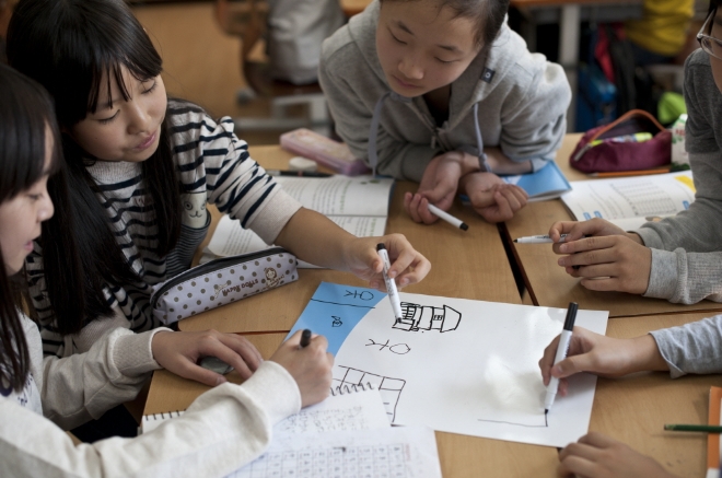 '바른 물환경 교실'에 참여한 학생들이 강 주변의 땅을 개발하고 물 환경 보존의 책임을 느끼는 프로그램을 진행하고 있다.