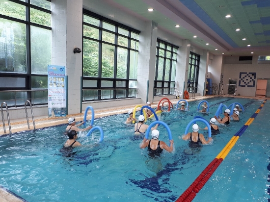 함평군보건소는 오는 9월 말까지 뇌병변 및 지체장애인 15명을 대상으로 수중 재활운동교실을 운영한다./사진=함평군