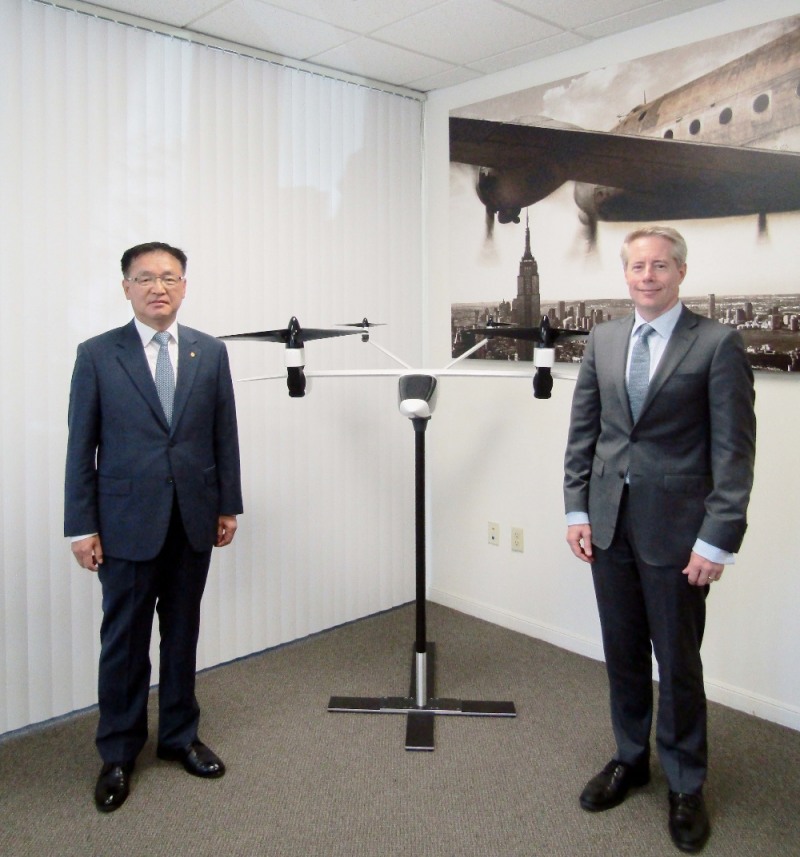 한화시스템이 개인용 항공기 기업인 미국의 K4 에어로노틱스(K4 Aeronautics)에 2500만달러(약 295억원)를 투자한다고 11일 밝혔다. 장시권 대표이사(왼쪽)와 벤 티그너 K4 에어로노틱 CEO. (사진=한화시스템 제공)