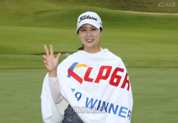 황예나가 우승 확정 후 '시즌 3승'을 의미하는 포즈를 취하고 있다. 사진=KLPGA