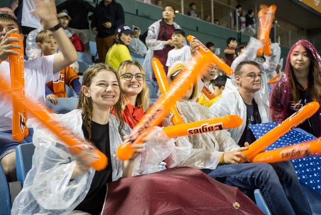 한화 방산계열사가 11일 30개국 외국군 장교와 가족 200여 명을 대전 한화생명 이글스파크로 초청해 야구 경기를 함께 관람했다. 이번 행사는 올해 말 2년간 교육을 바치고 고국으로 돌아갈 예정인 각국 군인과 가족들에게 독특한 야구 응원 문화를 체험할 수 있는 기회를 제공하고, 한국에 대한 유쾌한 추억쌓기를 지원하는 차원에서 진행됐다. / 사진 제공 = 한화그룹