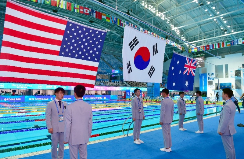 '평화의 물결 속으로(DIVE INTO PEACE)' 2019광주FINA세계수영선수권대회 개막 7일 앞둔 5일 오전 광주 광산구에서 광주세계수영대회 선수촌 개촌식이 열린 가운데 공식 깃발이 게양되고 있다. 광주세계수영대회는 12일부터 28일까지 광주와 여수에서 열리며 8월5일부터 8월18일까지 마스터스 대회가 펼쳐진다