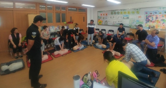 완도해양경찰서는 지난 10일 보길 동초등학교를 방문하여 심폐소생술 교육을 실시했다./사진=완도해경