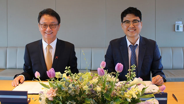 전승호(오른쪽) 대웅제약 대표와 오필수 한국룬드벡 대표가 삼성동 대웅제약 본사에서 알츠하이머병 치료제 에빅사의 국내 공동프로모션 계약을 체결했한 후 기념촬영을 하고 있다.(사진=대웅제약 제공)