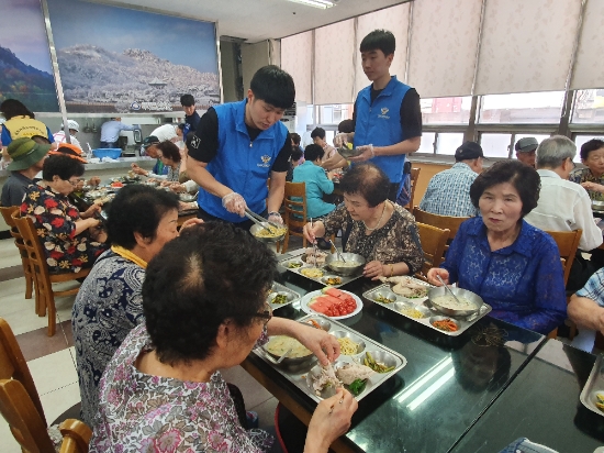 목포해양경찰서는 사회복지시설인 목포 하나노인복지관을 방문해 ‘초복 맞이 경로잔치’ 행사를 개최했다./사진=목포해경