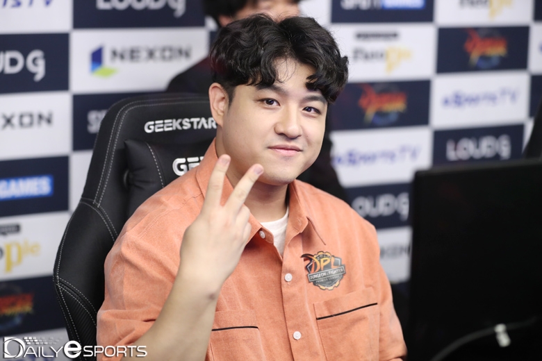 신예 전규원의 추격을 뿌리치고 8강에 오른 세계챔피언 정종민.