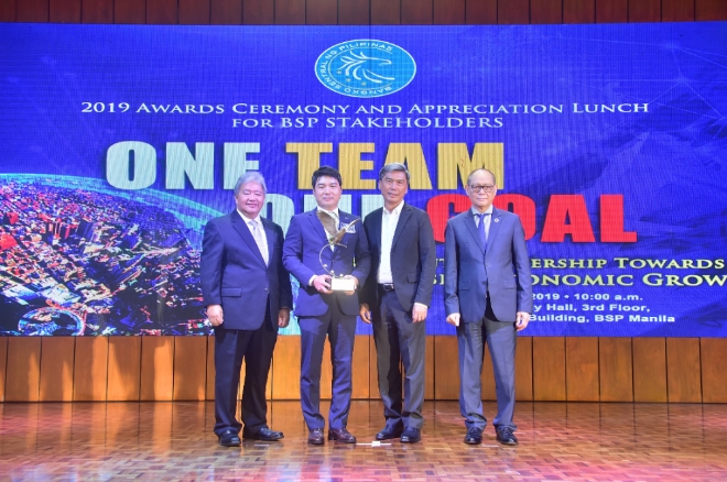 지난 10일 필리핀 마닐라 소재 필리핀 중앙은행 강당에서 진행된 ‘BSP Stakeholders Awards’ 행사에서 정용호 신한은행 마닐라지점장(왼쪽 두번째)이 ‘신뢰성 있는 리포트 상’을 수상한 후 브루스 톨렌티노(V. BRUCE TOLENTINO) 필리핀 금융통화 위원회 위원(왼쪽 첫번째), 벤자민 조크노(BENJAMIN DIOKNO) 필리핀 중앙은행 총재(오른쪽 첫번째) 및 관계자와 함께 기념사진을 촬영하는 모습 . / 사진 제공 = 신한은행