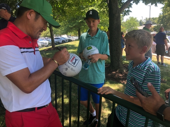 2라운드를 마치고 어린이 팬들에게 사인을 해주는 최호성. 사진=PGA제공