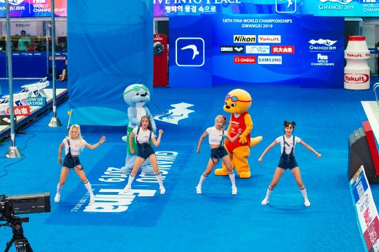 스프링보드 3m 싱크로나이즈드 남자 경기가 열리기 전인 13일 오전 남부대 시립국제수영장에서 걸그룹 트와이스의 ‘OOH-AHH하게’ 노래에 맞춰 한바탕 춤판이 벌어졌다./사진=조직위