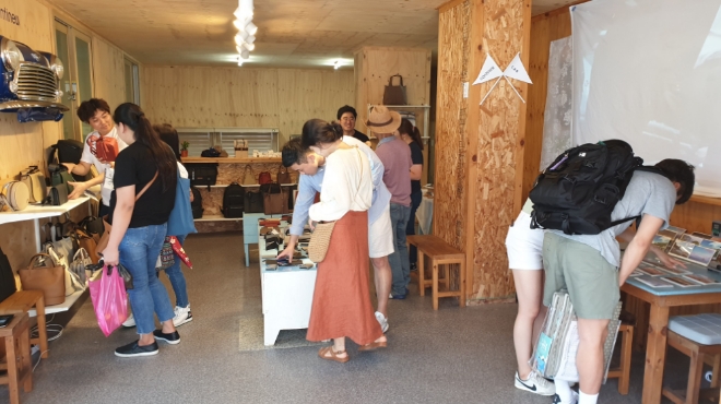 오픈 첫 날(5일) 고객들로 붐비고 있는 울릉도 모어댄 컨티뉴 매장 / 사진 제공 = SK이노베이션