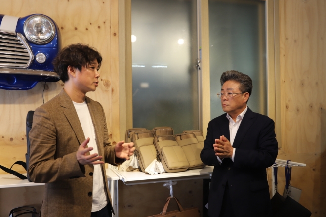 오픈 첫 날(5일) 울릉도 모어댄 컨티뉴 매장을 방문한 울릉군 김병수 군수(오른쪽)가 모어댄 최이현 대표(왼쪽)로부터 업사이클링에 대한 설명을 듣고 있다.