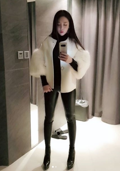 숙행, 작고 갸름한 V라인...얇은 다리 패션 우뚝