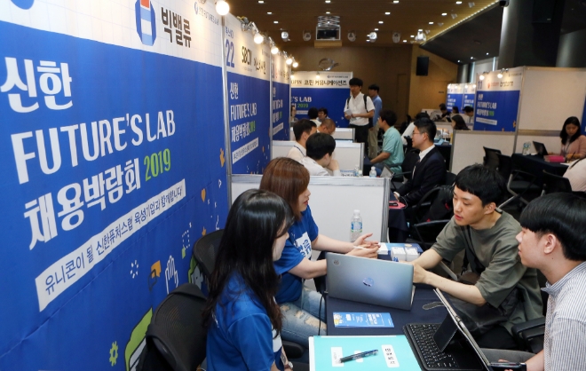 행사장에 마련된 상담부스에서 구직자들이 스타트업 관계자들과 채용 상담을 하고 있다.