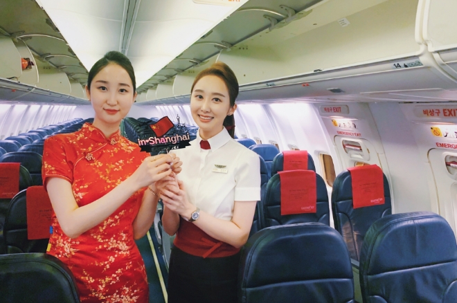 12일 오후 인천국제공항에서 진행된 ‘인천-상하이 신규취항’을 기념해 직원들이 첫 편(ZE871) 기내에서 기념사진을 촬영하고 있다. / 사진 제공 = 이스타항공