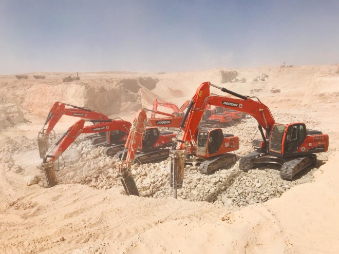 두산인프라코어 굴착기들이 중동 현장에서 작업을 하고 있다. / 사진 제공 = 두산인프라코어