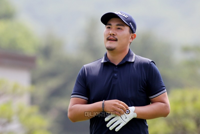 유틸리티 클럽과 씨름하고 있는 고석완 프로. 사진=김상민 기자.